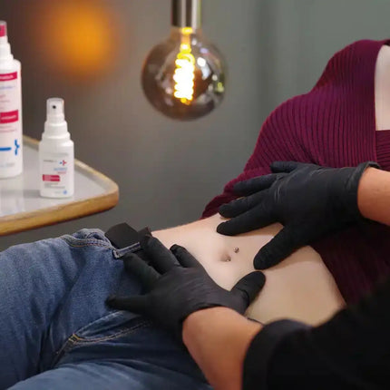 Anwendung von Schülke Kodan bei der Piercingimplantat